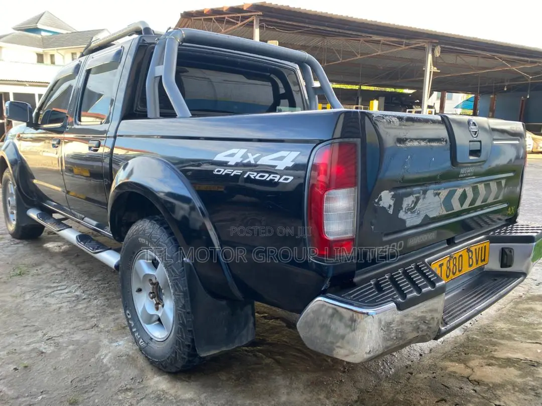 Nissan NP300 2011 Black
