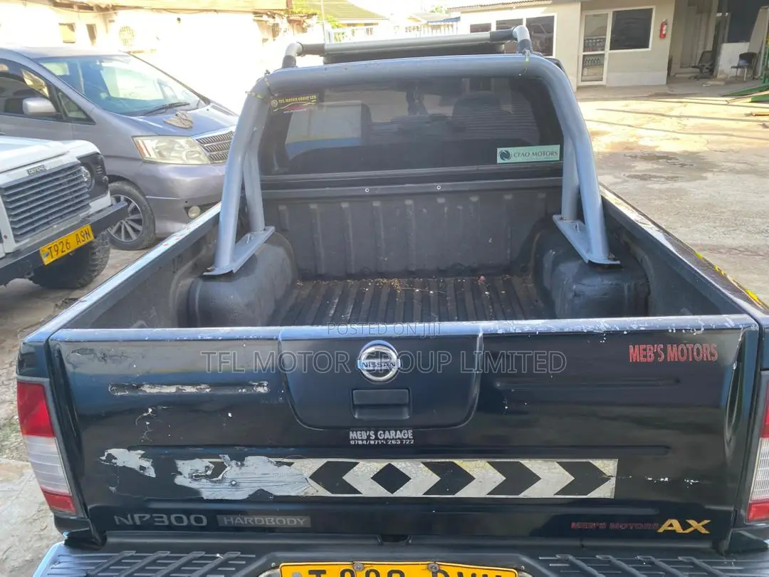 Nissan NP300 2011 Black