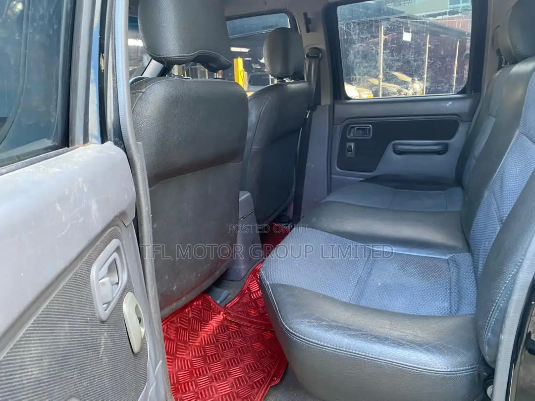 Nissan NP300 2011 Black