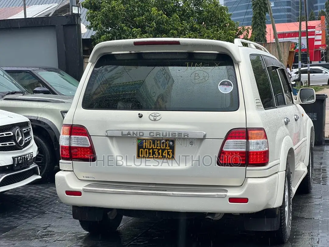Toyota Land Cruiser 2001 White
