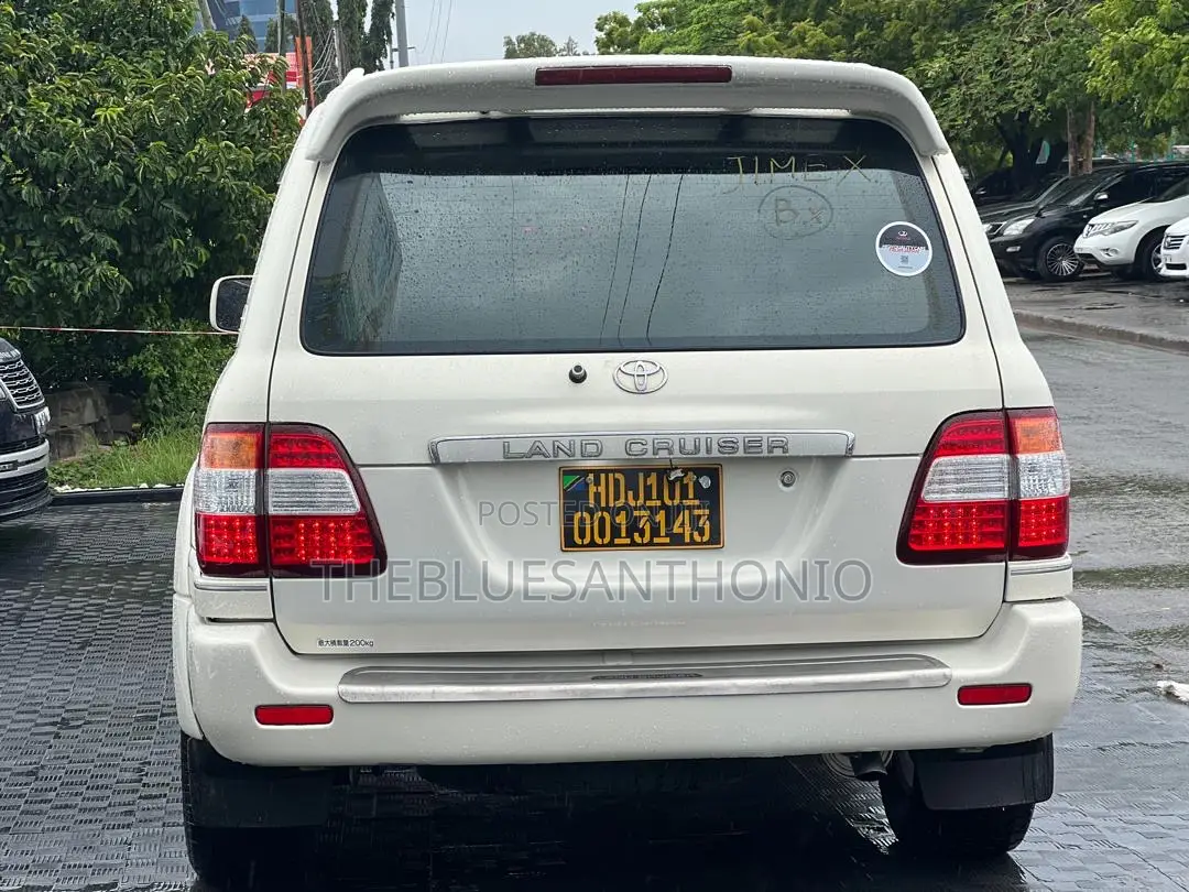 Toyota Land Cruiser 2001 White