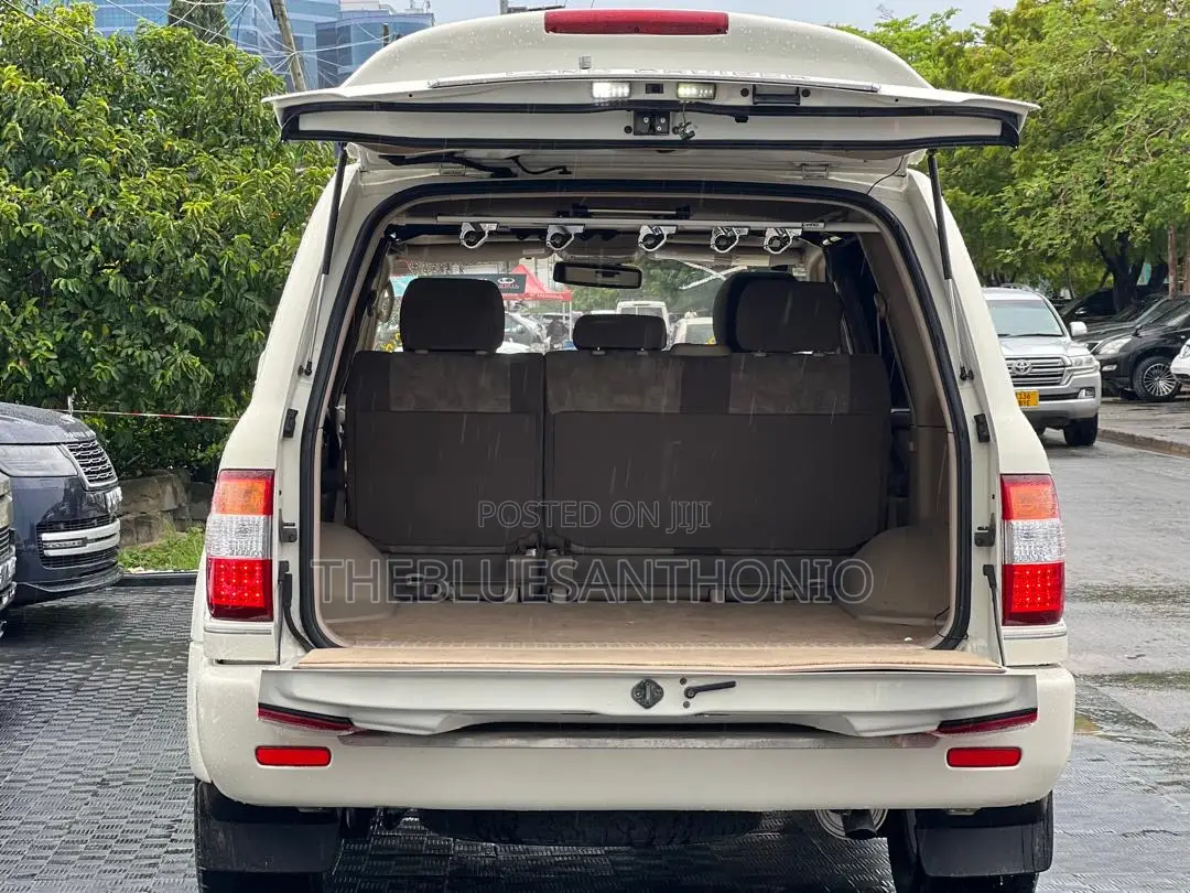 Toyota Land Cruiser 2001 White