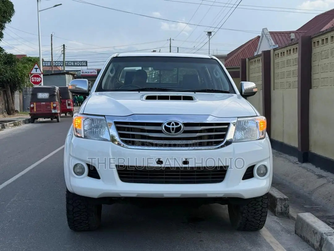 Toyota Hilux 2013 White