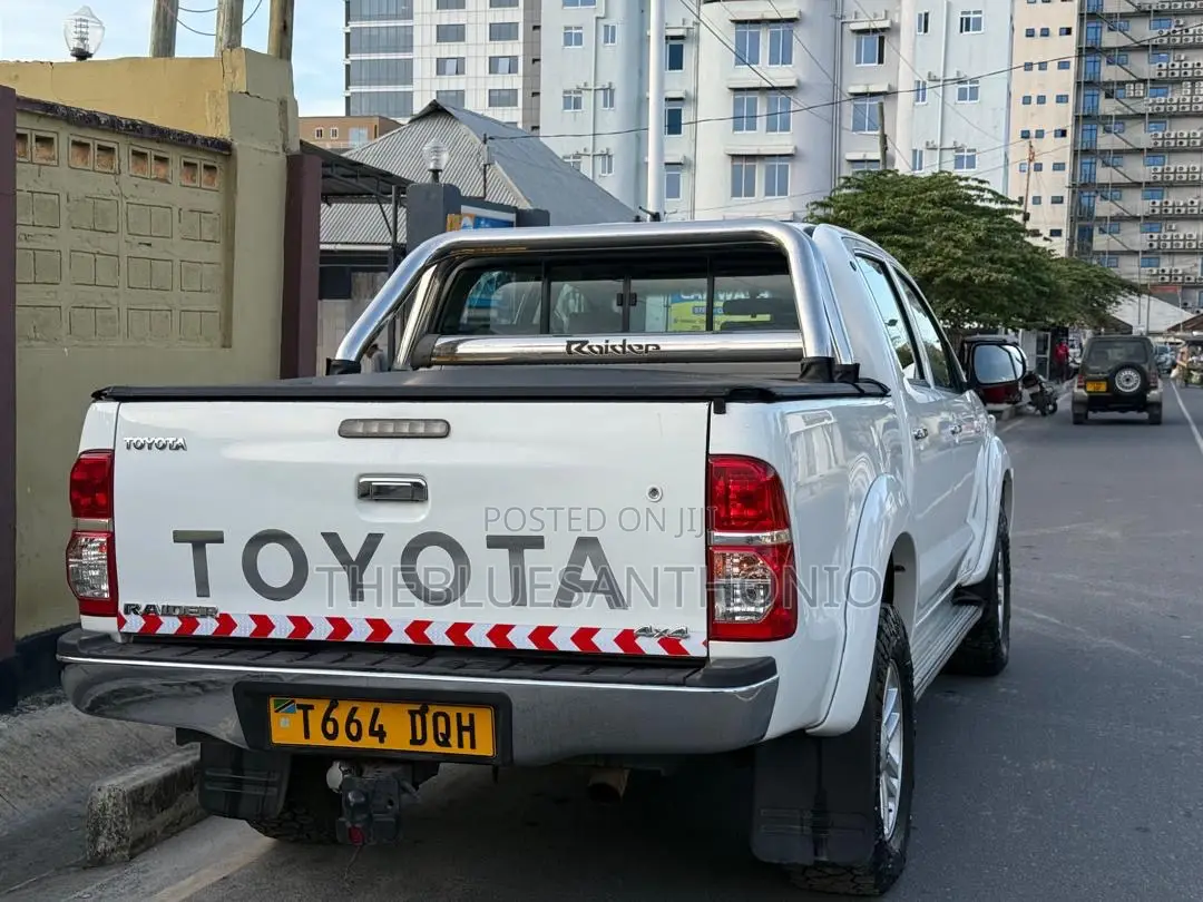Toyota Hilux 2013 White