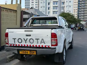 Toyota Hilux 2013 White
