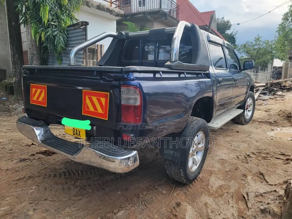 Toyota Hilux 2002 Blue