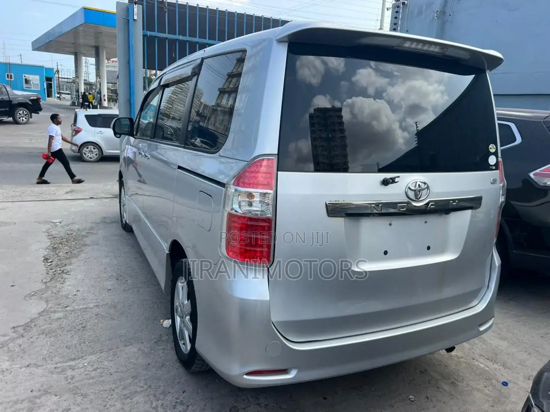 Toyota Noah 2009 Silver