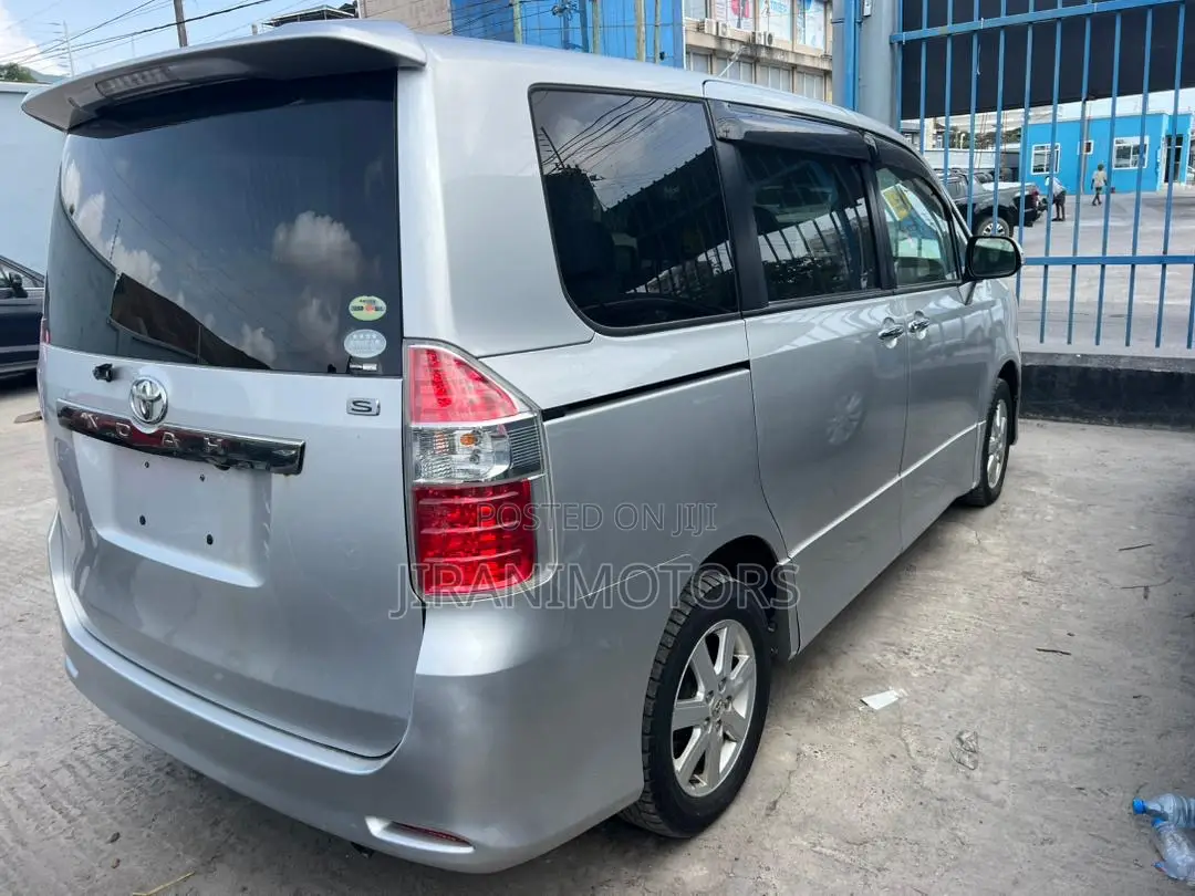 Toyota Noah 2009 Silver
