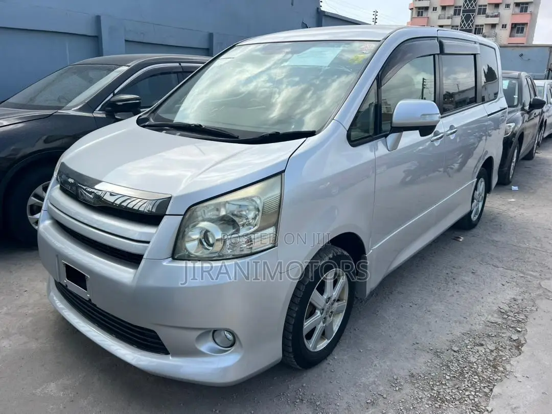 Toyota Noah 2009 Silver