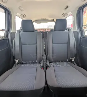 Toyota Noah 2018 Silver