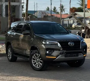 Toyota Fortuner 2022 Gray