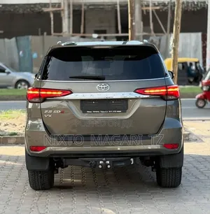 Toyota Fortuner 2022 Gray