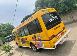Mitsubishi Fuso Rosa 2000 Yellow