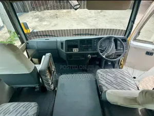 Mitsubishi Fuso Rosa 2000 Yellow