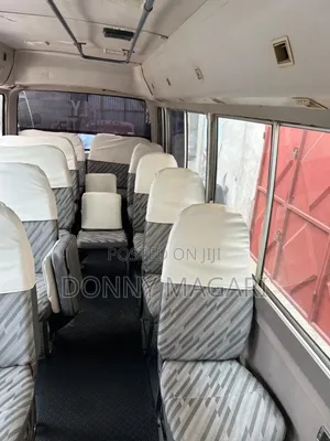 Mitsubishi Fuso Rosa 2000 Yellow