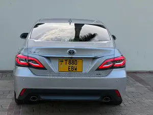 Toyota Crown 2018 Silver
