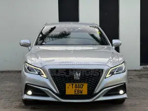 Toyota Crown 2018 Silver