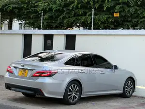 Toyota Crown 2018 Silver