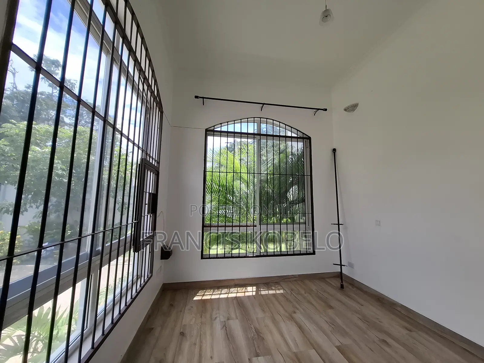 4bdrm Villa in Oyster Bay for sale
