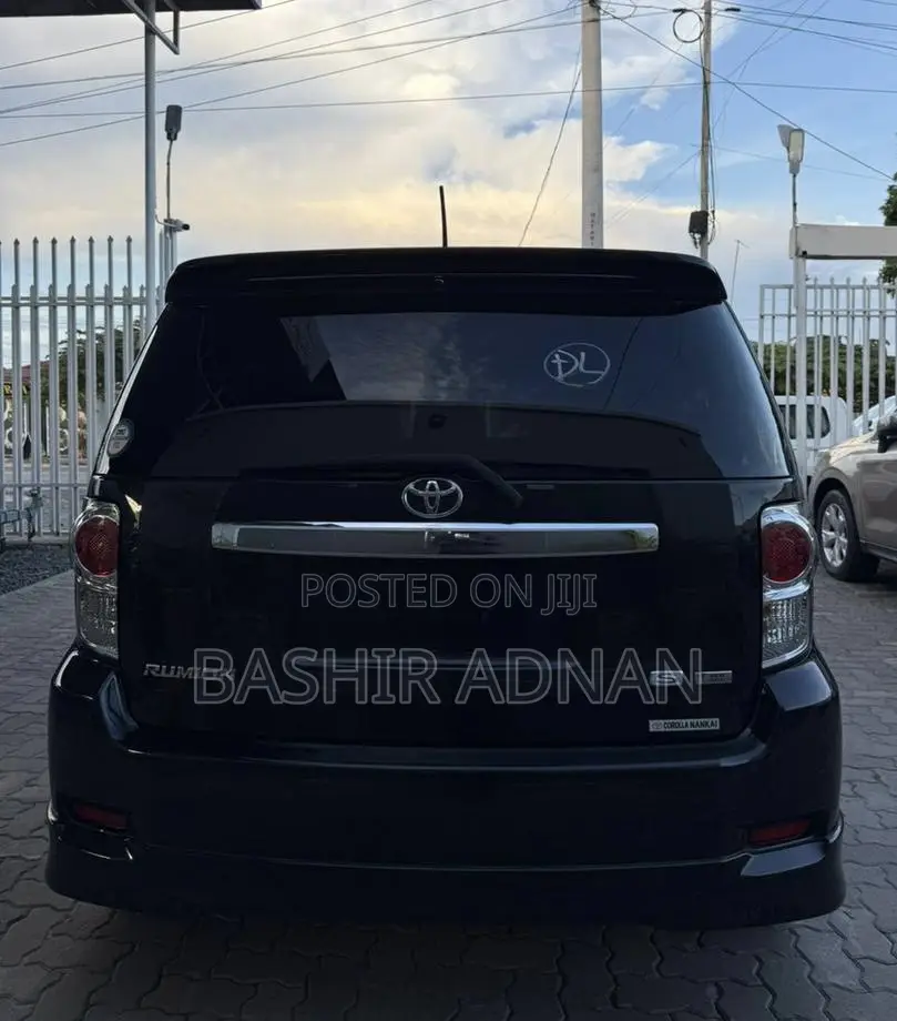 Toyota Corolla Rumion Hatchback 1.8 FWD 2015 Black