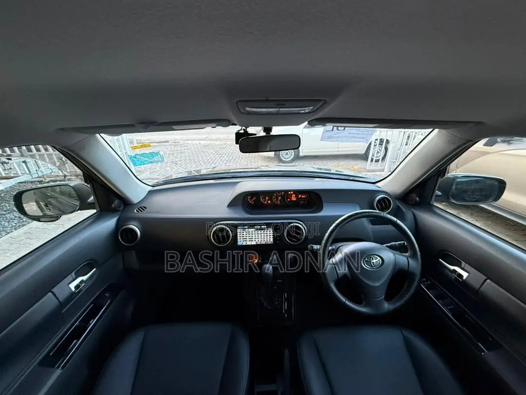 Toyota Corolla Rumion Hatchback 1.8 FWD 2015 Black