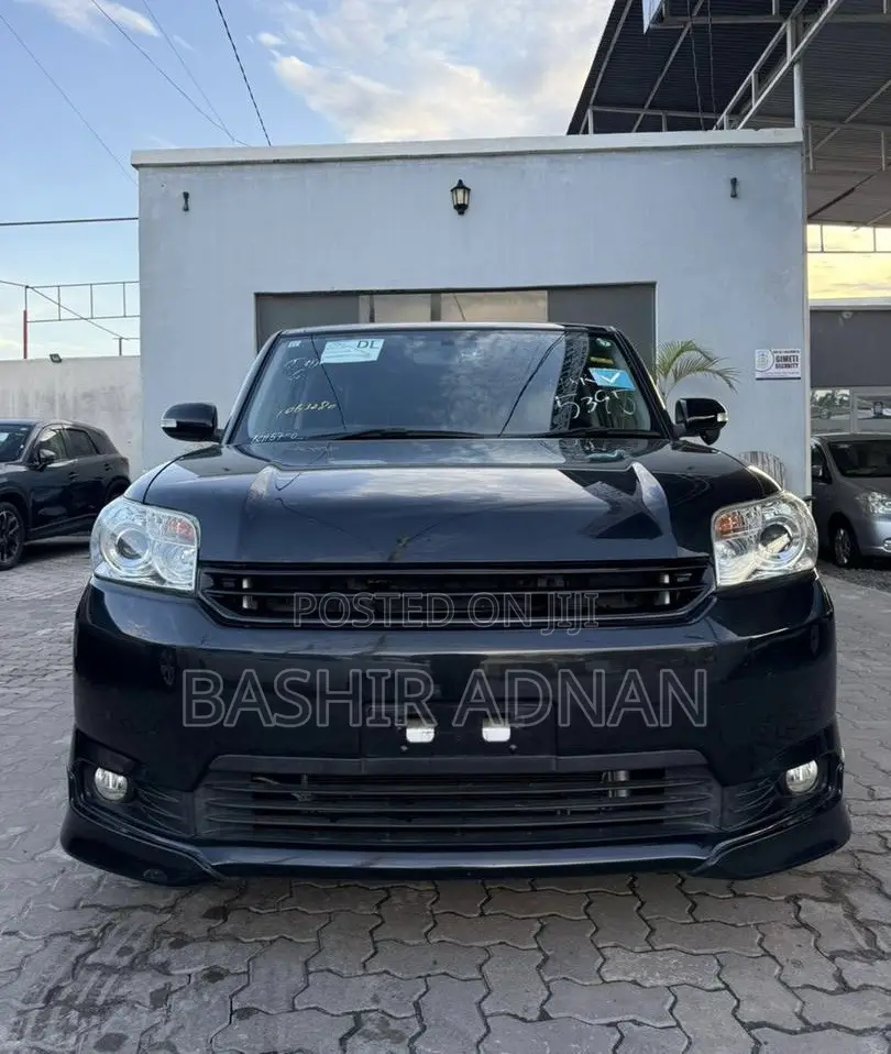 Toyota Corolla Rumion Hatchback 1.8 FWD 2015 Black