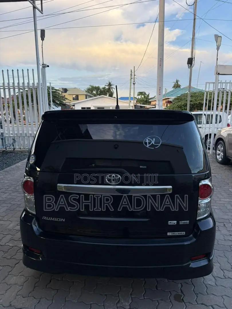 Toyota Corolla Rumion Hatchback 1.8 FWD 2015 Black
