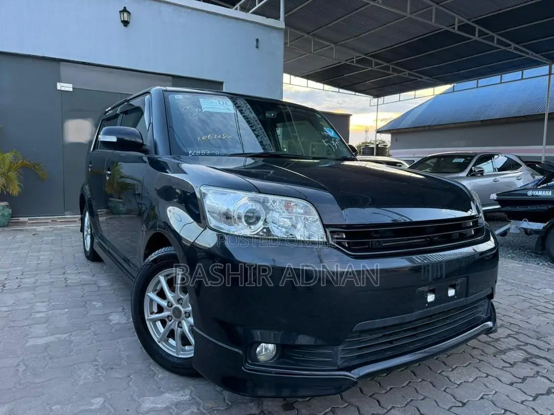 Toyota Corolla Rumion Hatchback 1.8 FWD 2015 Black