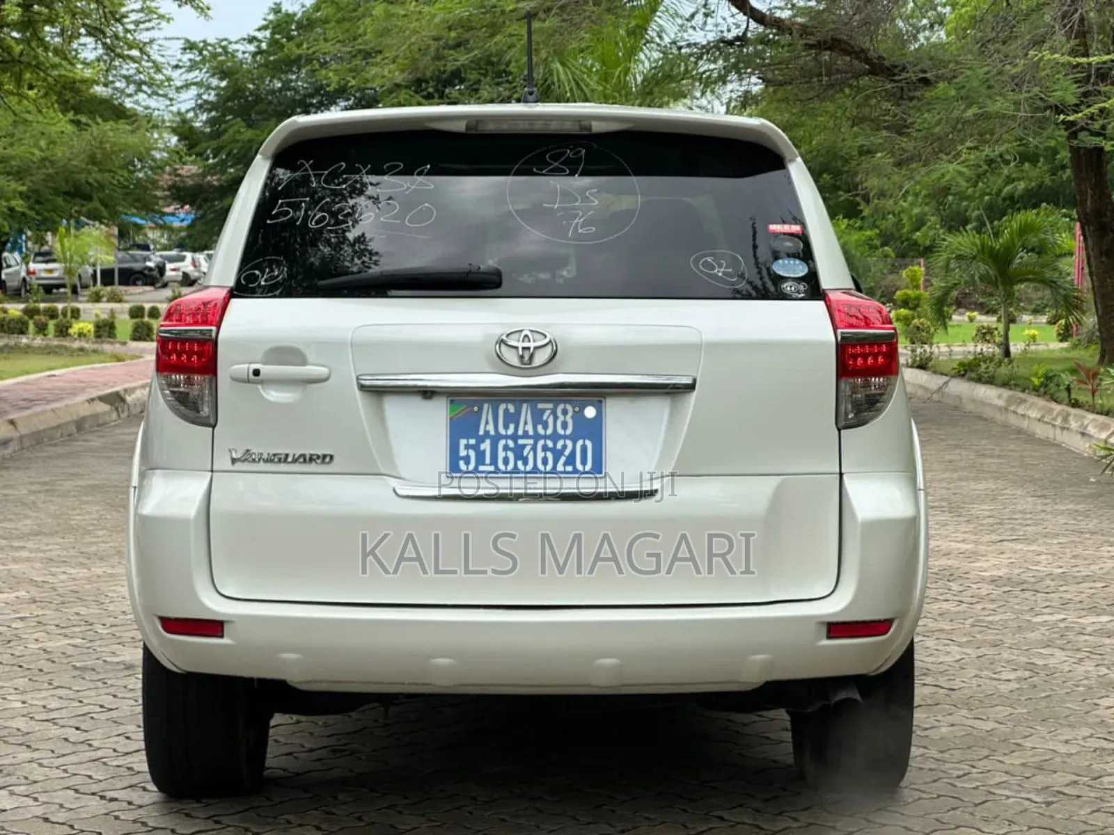 Toyota Vanguard 2010 White