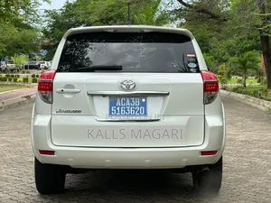 Toyota Vanguard 2010 White