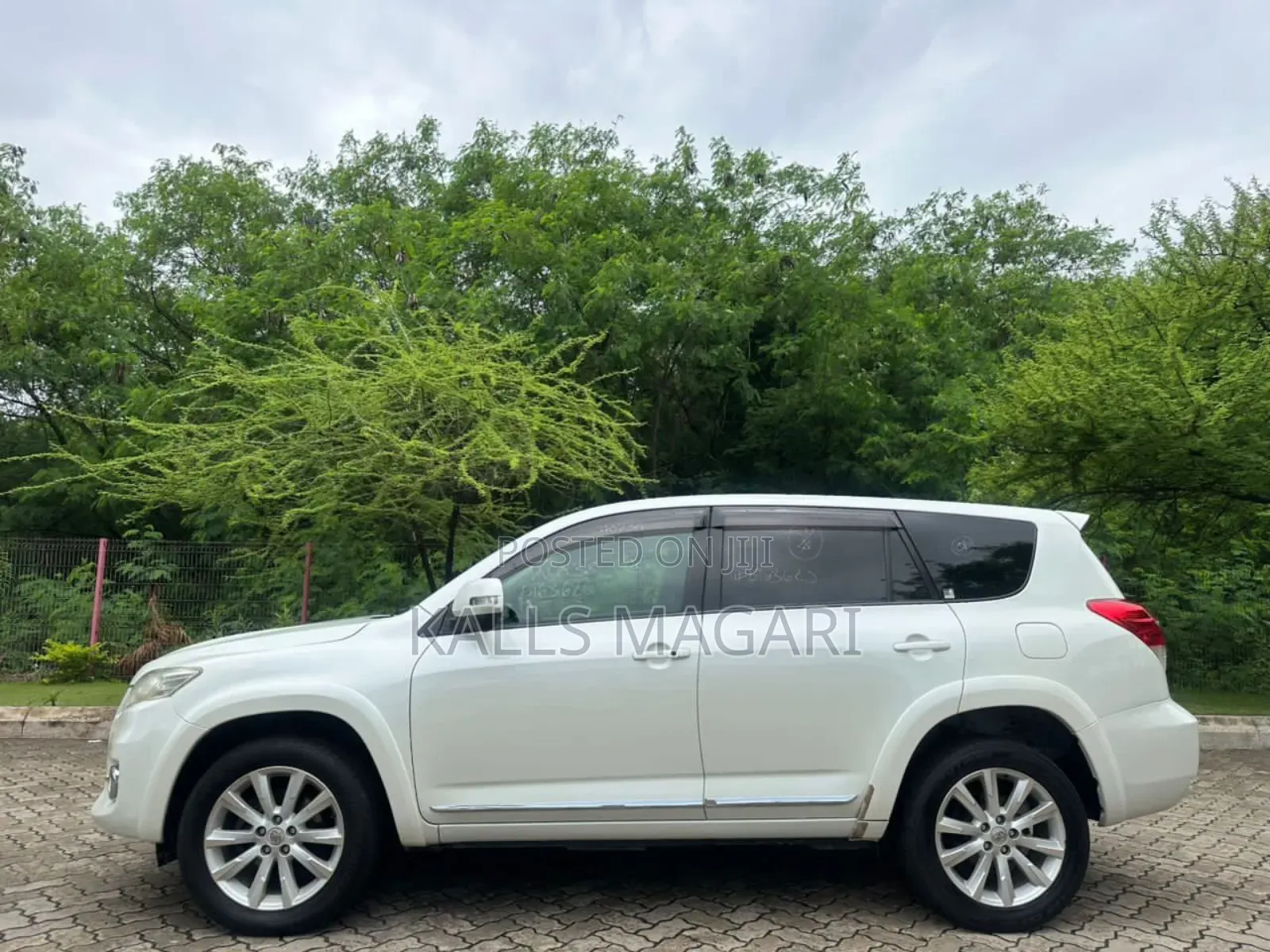 Toyota Vanguard 2010 White