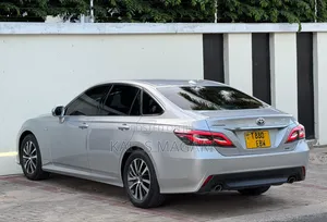 Toyota Crown 2018 Silver