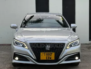 Toyota Crown 2018 Silver