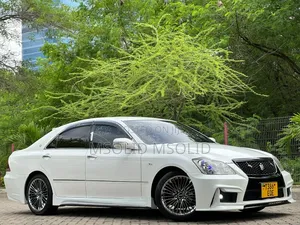 Toyota Crown 2018 Silver
