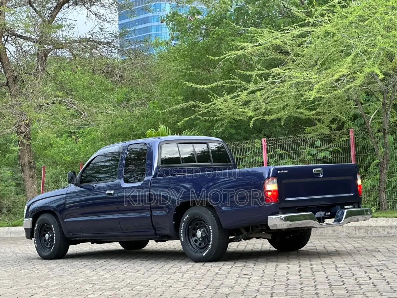 Toyota Hilux 2000 Blue