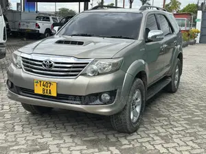Toyota Fortuner 2.7 AWD 2010 Gold