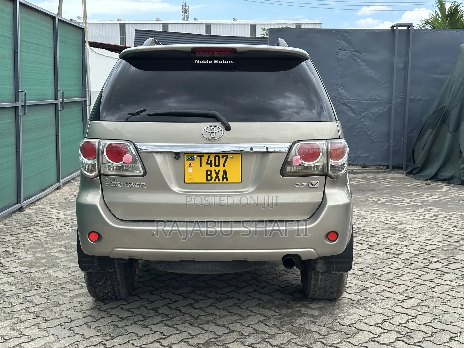 Toyota Fortuner 2.7 AWD 2010 Gold