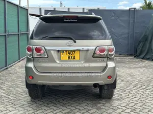 Toyota Fortuner 2.7 AWD 2010 Gold