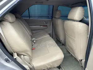 Toyota Fortuner 2.7 AWD 2010 Gold