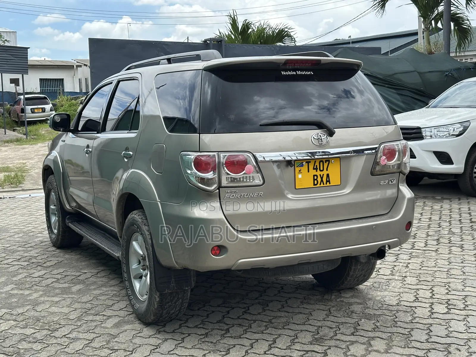 Toyota Fortuner 2.7 AWD 2010 Gold
