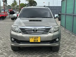 Toyota Fortuner 2.7 AWD 2010 Gold