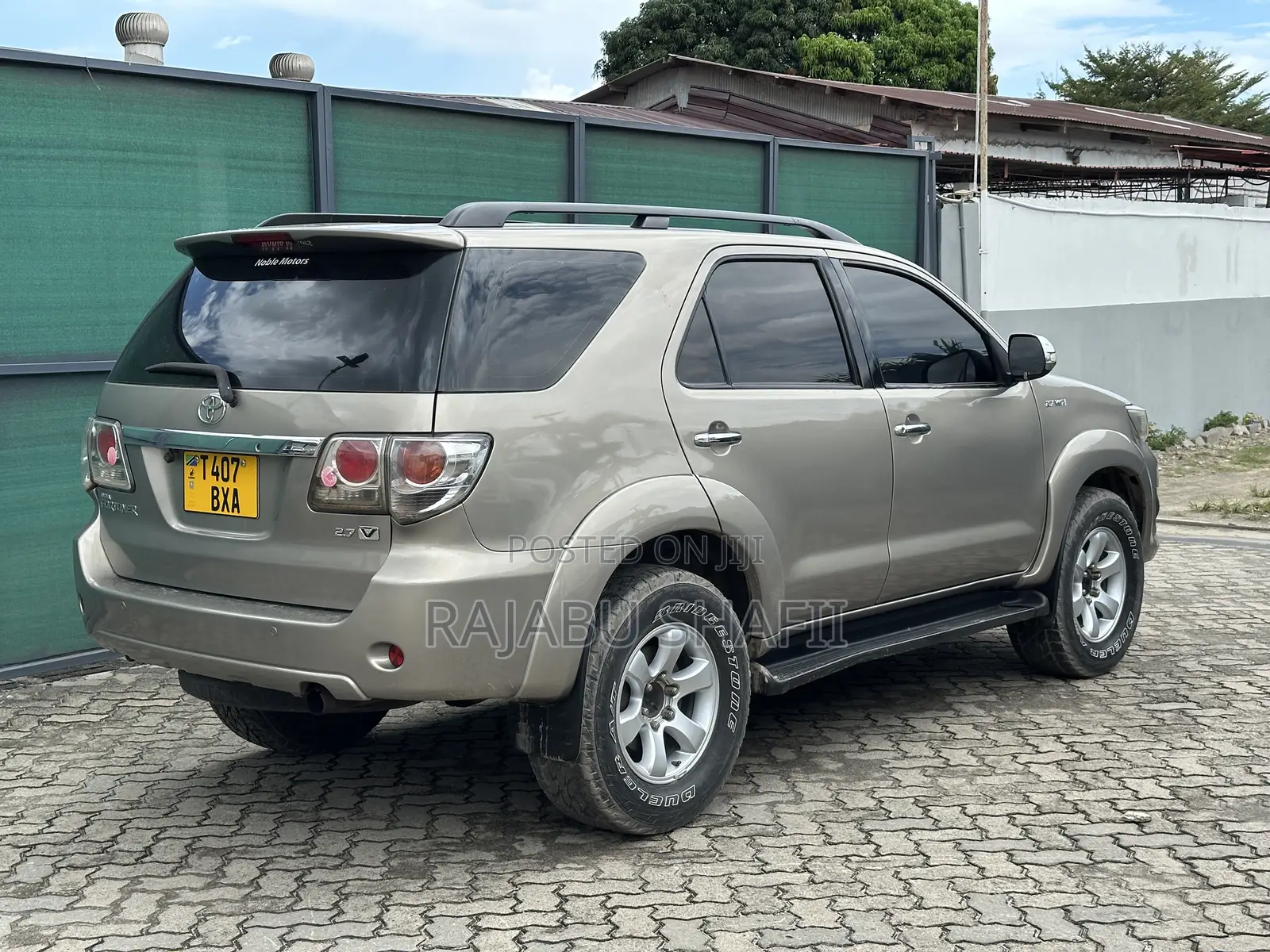 Toyota Fortuner 2.7 AWD 2010 Gold