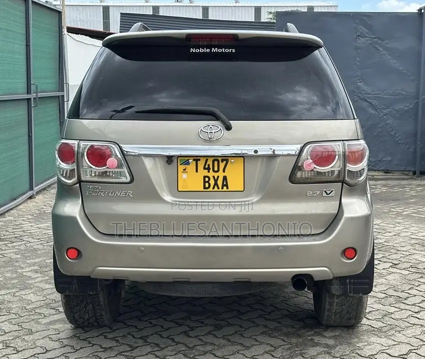 Toyota Fortuner 2011 Gold