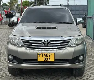 Toyota Fortuner 2011 Gold