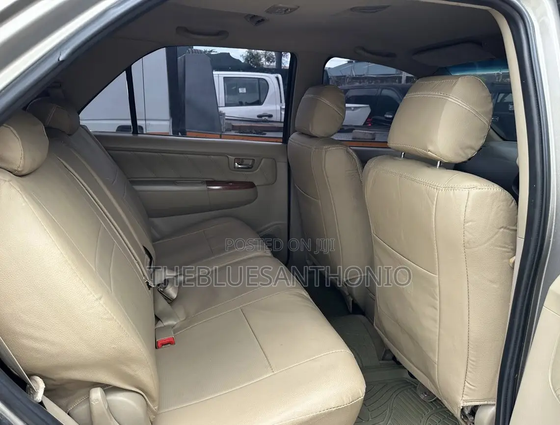 Toyota Fortuner 2011 Gold