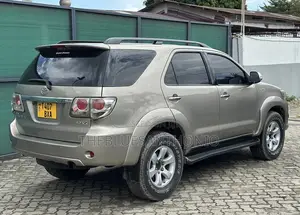 Toyota Fortuner 2011 Gold