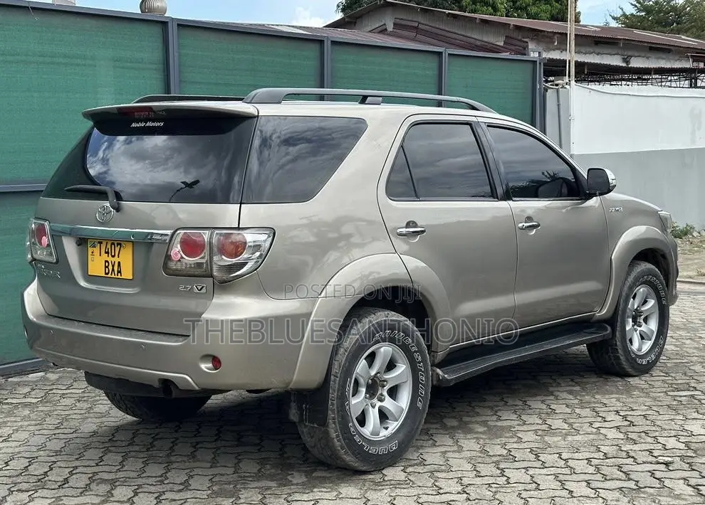 Toyota Fortuner 2011 Gold