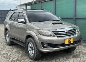 Toyota Fortuner 2011 Gold
