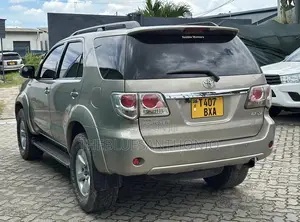 Toyota Fortuner 2011 Gold