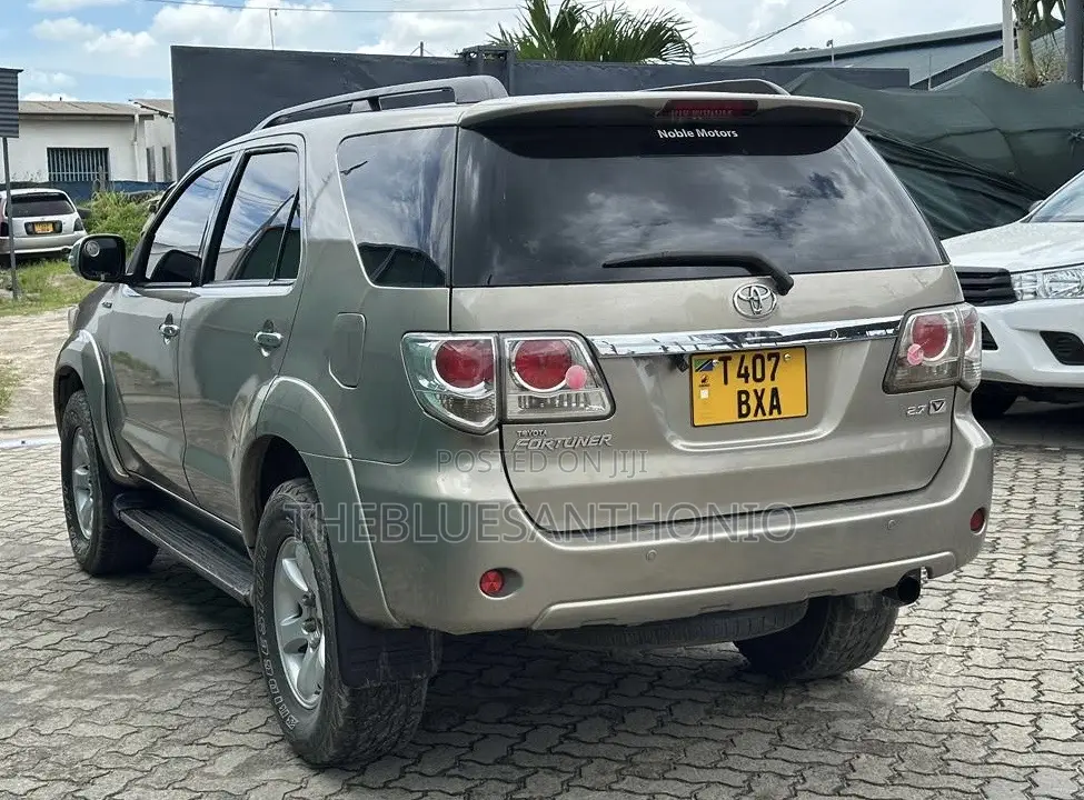 Toyota Fortuner 2011 Gold